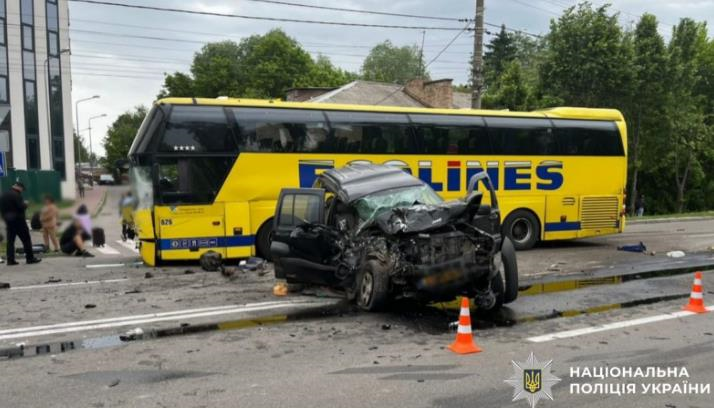 У Борисполі джип зіткнувся з автобусом, є загиблий і постраждалі