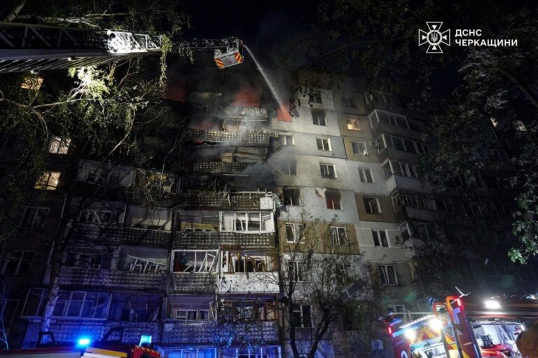 У Черкасах дрон РФ влучив у багатоповерхівку, 11 поранених