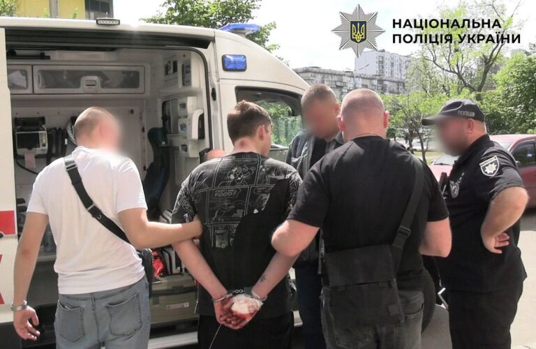 У Києві чоловік зірвався з 11 поверху, тікаючи від росіянина