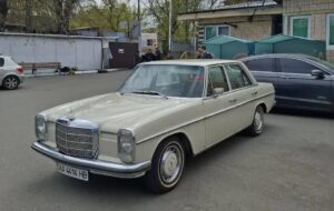 У Києві засвітився Mercedes-Benz W115 1970 року в оригінальному стані