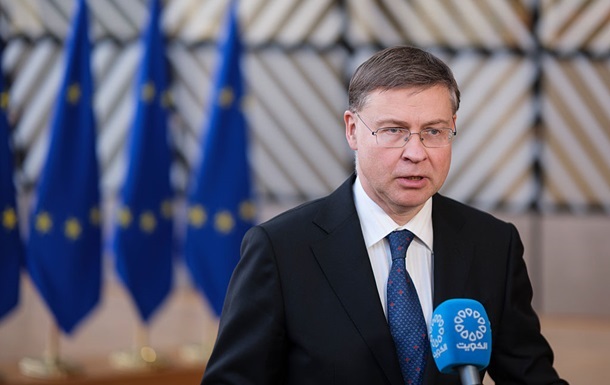 Єврокомісар підписав меморандум про макрофінансову допомогу ЄС для України