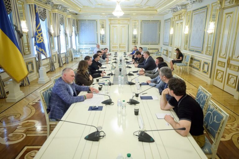 Зеленський зустрівся із представниками фракції Слуга народу
