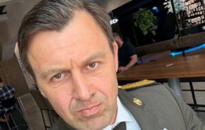 Андрій Оністрат показав могилу сина, який загинув на фронті