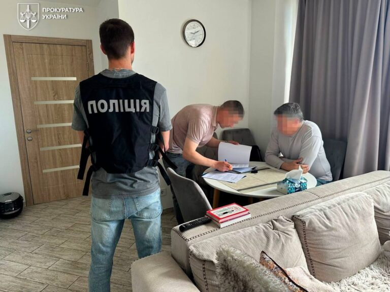 Ексміністр відправляв за кордон “музичних гастролерів”