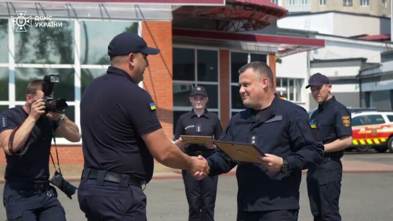 Голова ДСНС нагородив українських рятувальників напередодні Дня Конституції