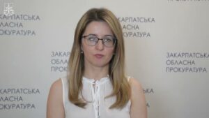 Багатодітна матір знімала порно з малолітньою дочкою: жінку взято під варту