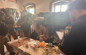 Метадон у милі та буряках: викрито постачання наркотиків до Київського СІЗО