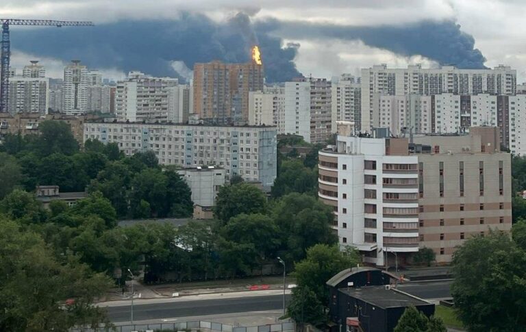 Москву і Ростовщину атакували дрони: палають НПЗ
