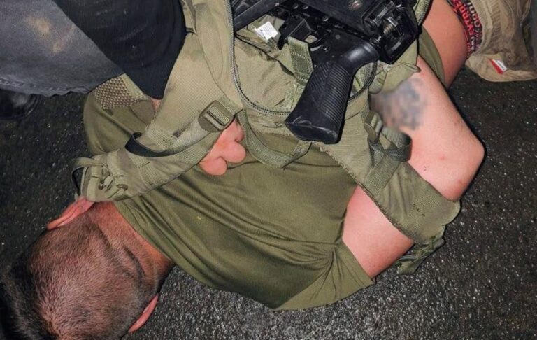 На Хмельниччині затримали чоловіка, який стріляв з автомата біля ТЦК