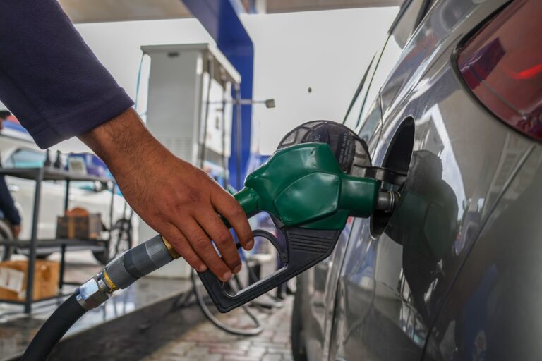 Обмеження на продаж бензину охопили 15 регіонів РФ і окуповані території