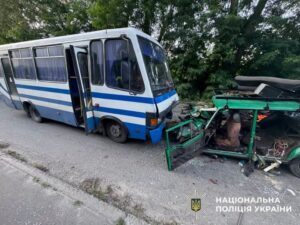 Під Києвом ВАЗ влетів в автобус: загинула дитина