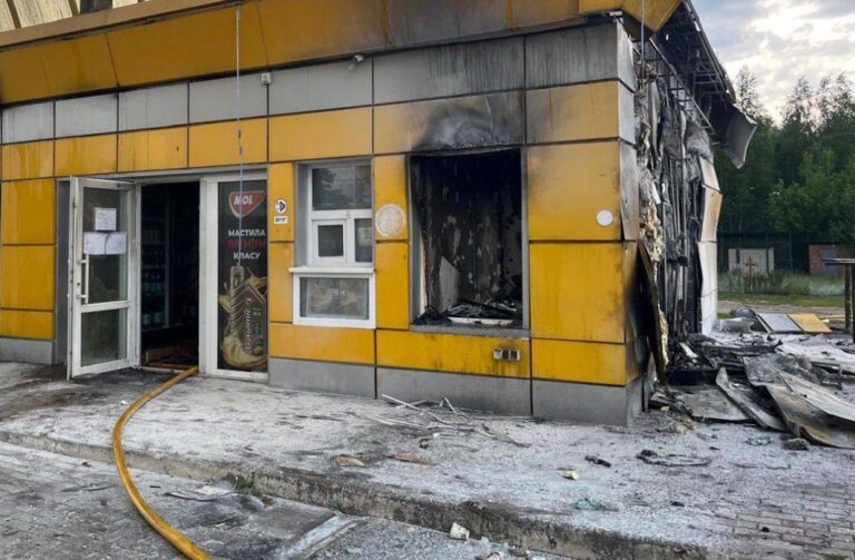 РФ вдарила по трьох АЗС на Чернігівщині