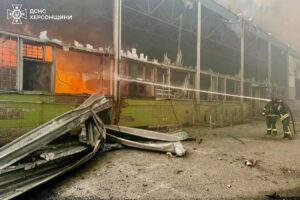 Росіяни вдарили по підприємству в Херсоні
