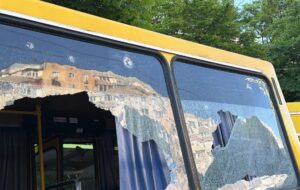 Росіяни вдарили по зупинці громадського транспорту в Одесі: є постраждалі