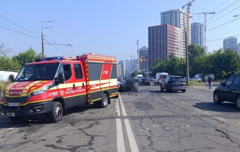 Смертельна ДТП в Києві на Виноградарі: рух ускладнений в обох напрямках
