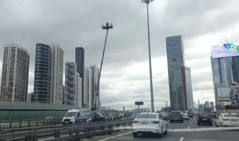 У Москві з’являються автовишки з військовими для відстрілу дронів