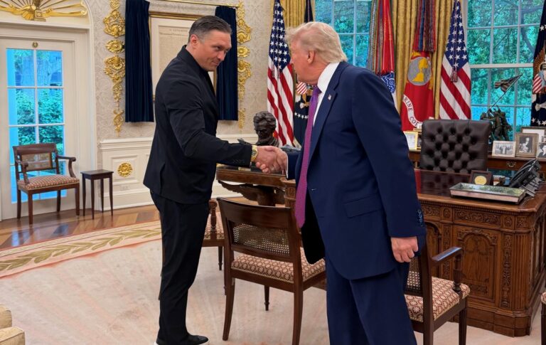 Усик зустрівся з Трампом у Білому домі