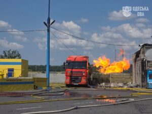 В Одесі “шахед” атакував АЗС: загорівся газовоз
