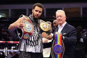 Воррен заявив, що на відмові Усика від пояса може відбутися бій Ітауми