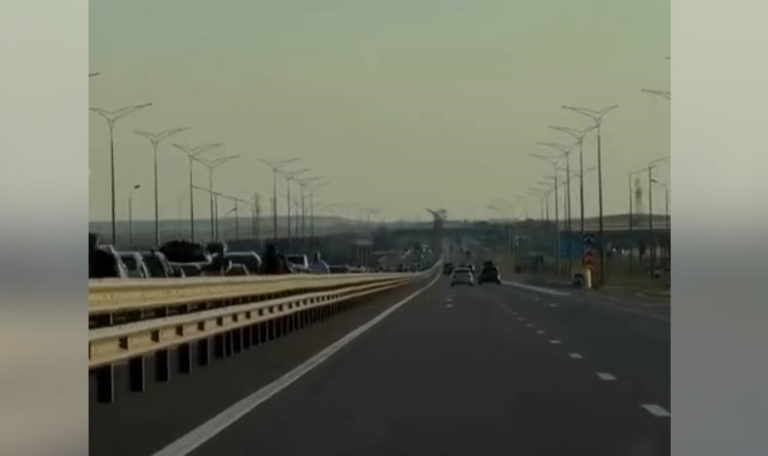 З Криму масово виїжджають люди, на Кримському мосту кількатисячні черги