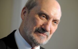 Ексглаву Міноборони Польщі судитимуть через заяви про “російських агентів”