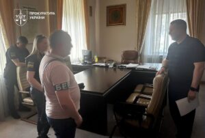 Мільйонні збитки: троє посадовців митниці отримали підозру