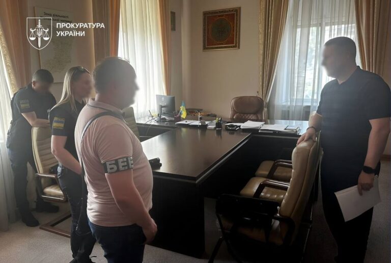 Мільйонні збитки: троє посадовців митниці отримали підозру