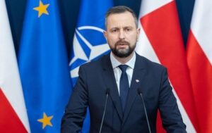 Молоді українці, здатні воювати, повинні бути в Україні – міністр Польщі