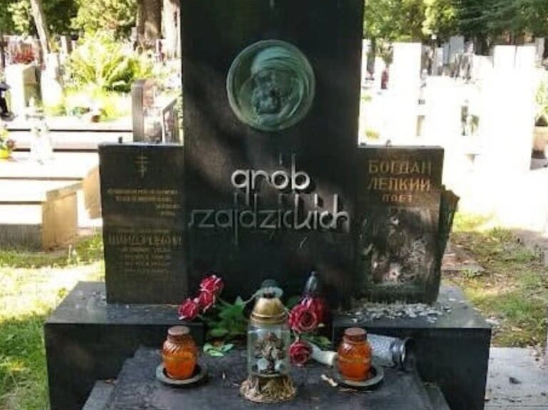 Польська поліція розслідує вандалізм на могилі Богдана Лепкого