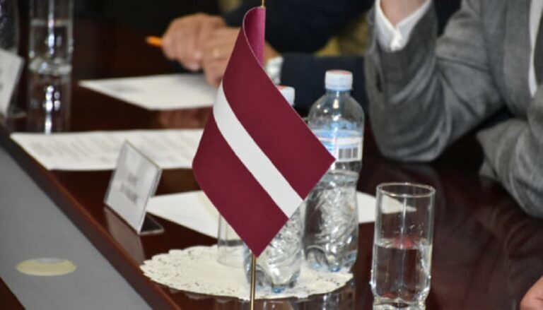 РФ пошкодила консульство Латвії у Слов’янську: реакція Зеленського