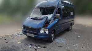 Росіяни вдарили дронами по мікроавтобусу у Херсоні