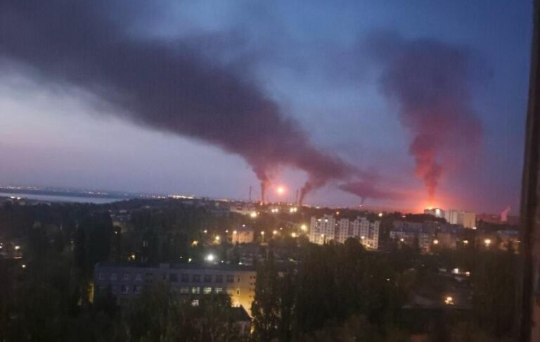 Росію атакували дрони: в Саратові палає НПЗ