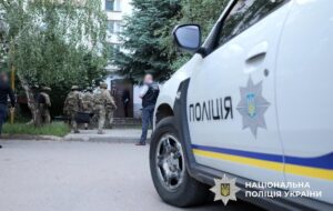 У Харкові чоловік кинувся з ножем на ТЦК: поліція відкрила вогонь