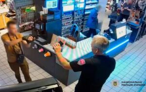 У Києві чоловік влаштував стрілянину в супермаркеті