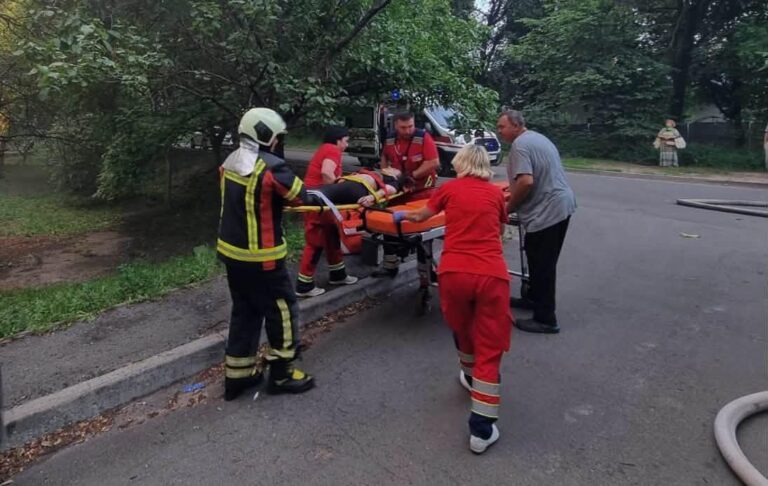 У Києві жінка вижила після падіння з балкону під час пожежі