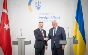 Україна і Туреччина обговорили шляхи відновлення свободи судноплавства