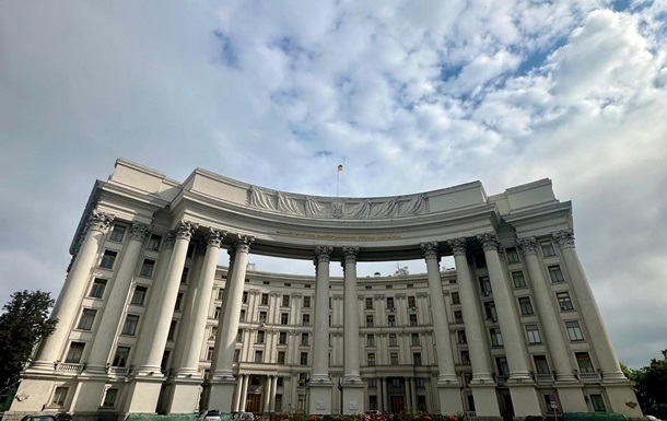Українцям за кордоном спростили отримання податкового коду – МЗС