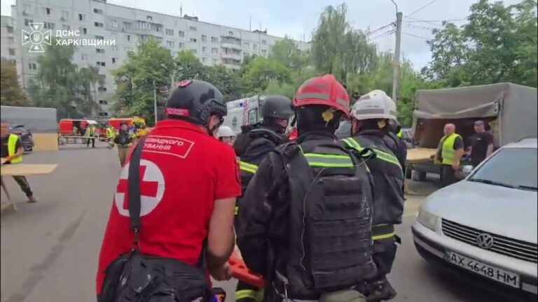 Харків: росіяни вдарили по житловому мікрорайону, є постраждалі