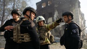 Трагедія на Київщині: Міністр відвідав громаду, яка постраждала від обстрілу та повторної детонації