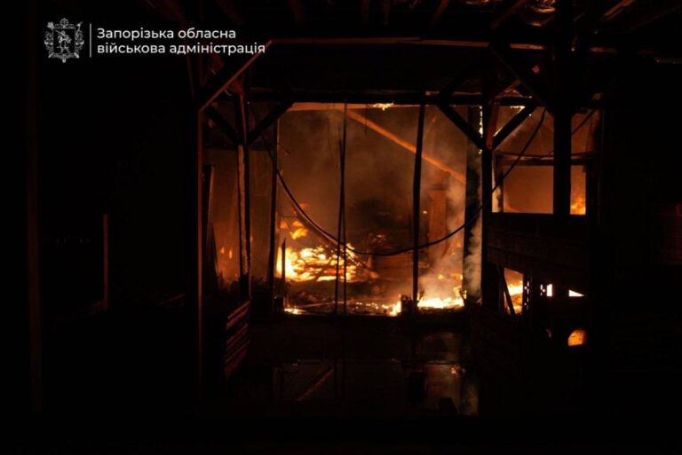 Армія РФ атакувала ферму на Запоріжжі: спалахнула пожежа, є поранений