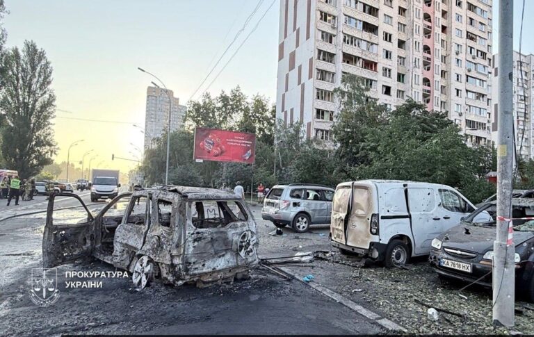 Атака РФ: у Києві перекрито рух на двох вулицях, змінено маршрути автобусів