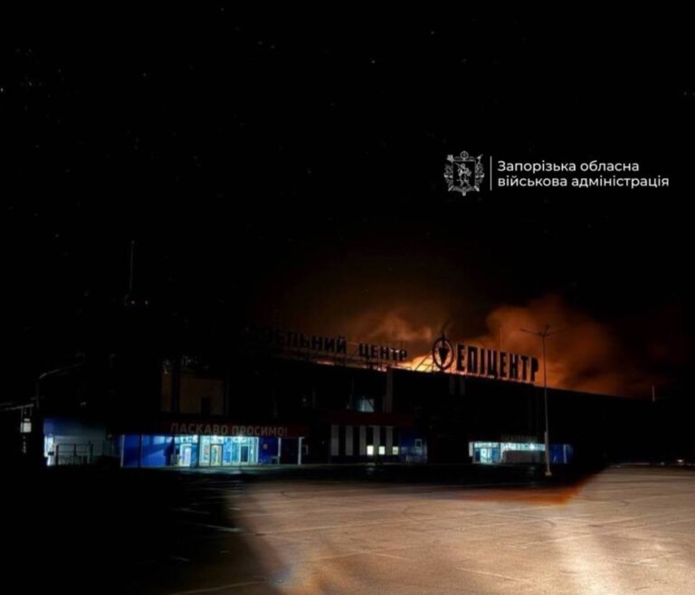Атака РФ: у Запоріжжі знову горить торговий центр