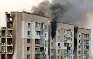 Авіабомби РФ влучили у багатоповерхівку в Херсоні