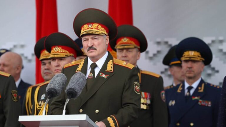 Білорусь почала раптову перевірку армії після візиту глави ЦРУ до Москви