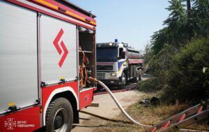 Дрон РФ влучив у торговельний центр під Одесою