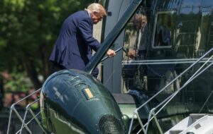 Гелікоптер Трампа наблизився на небезпечну відстань до пасажирського літака