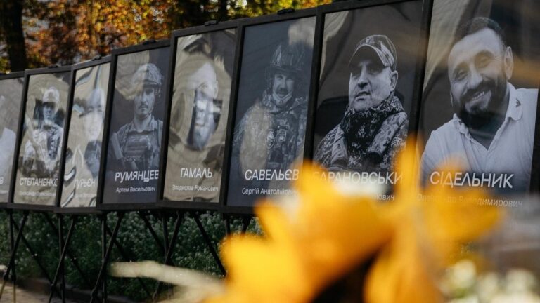 Глава МВС Іван Вигівський зустрівся із сім’ями полеглих захисників та вшанував пам’ять загиблих