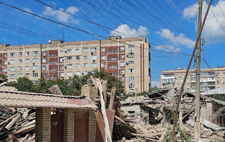 Масовані обстріли Донеччини: є жертви, пошкоджено десятки будинків