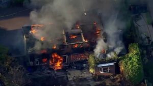 Масштабні пожежі у Британії: людей евакуюють із будинків