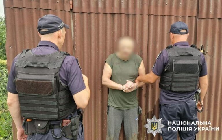 На Буковині затримали чоловіка, який поранив двох поліцейських
